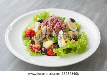 Mediterranean salad with tuna