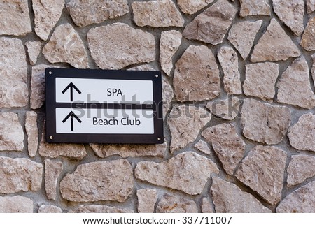 sign directing to the spa and beach club