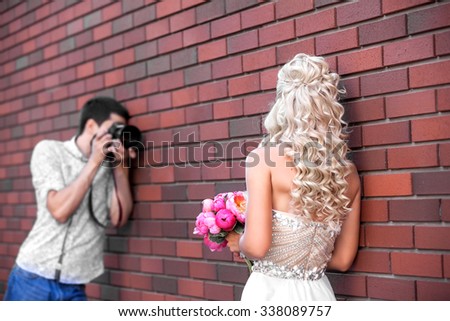 photographer takes pictures of the beautiful bride