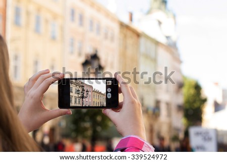 Tourist take picture on the smartphone