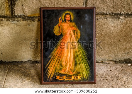 an icon with the picture of the Merciful Jesus leaning on an old wall: the translation of the Italian writing on bottom is Jesus, I trust in you