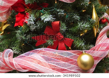red christmas tree garland loop with balls and lights