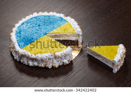 The symbol of war and separatism: a cake with a picture of the flag of Ukraine is broken into pieces