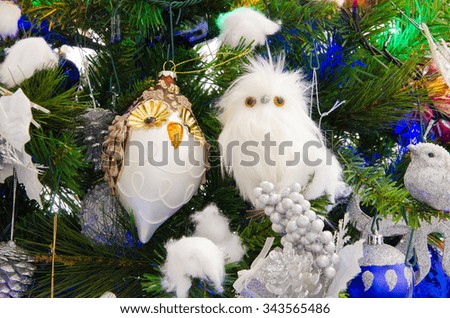 Photo of christmas tree with two owls.