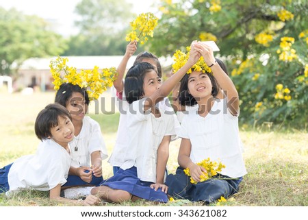 Portrait group of childrens taking a selfie  with telephone in front of beautiful background