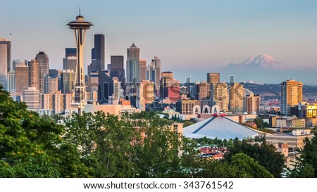 Seattle skyline panorama seen from Kerry Park at sunset in golden evening light with Mount Rainier in the background, Washington State, United States of America