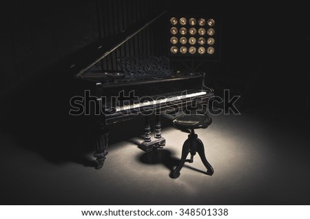 A worn piano. Photo with dark tones.