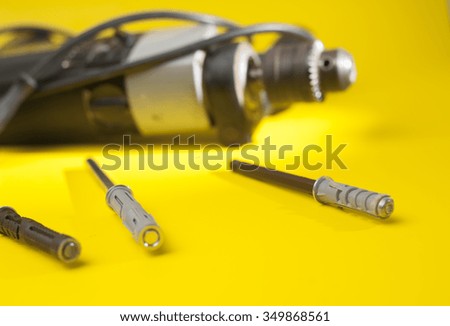 Drilling machine with special screws and dowels
