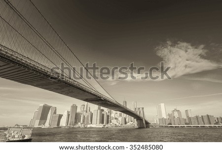 Black and white panoramic view of New York City skyline.