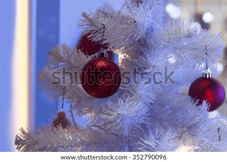 Beautiful Christmas decorations. 

Ball shape Christmas decoration in real tree.
