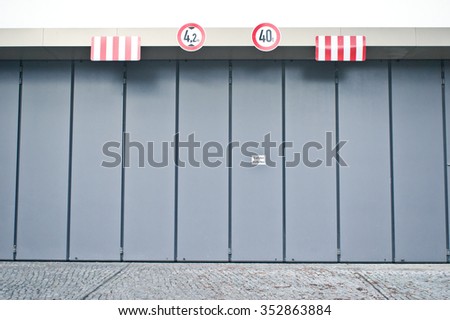 Height and weight limnit warning sings at the entrance to a warehouse