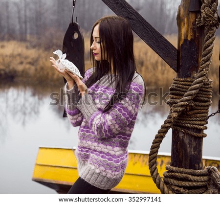 The woman is beautiful, walks, in a knitted bilberry pullover