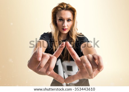 Woman focusing with his fingers