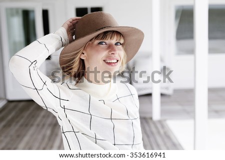Pretty woman in portrait with hat