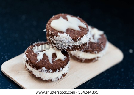 Sandwich Christmas cookies with chocolate