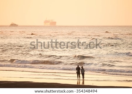 the silhoutte of couple at beach during sunset