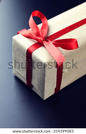 gift red bow black background
