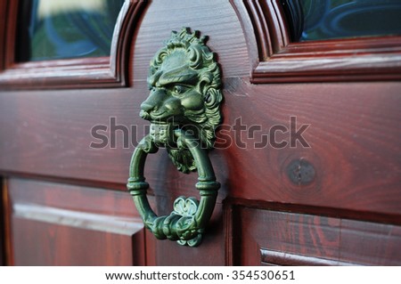 antique door knockers,  Lion at the door


