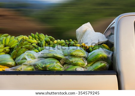 Bananas on a pick-up moving at high speed .