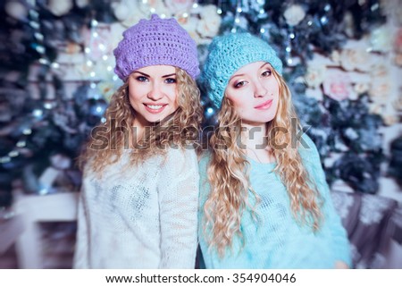 best friends winter blonde women christmas time
