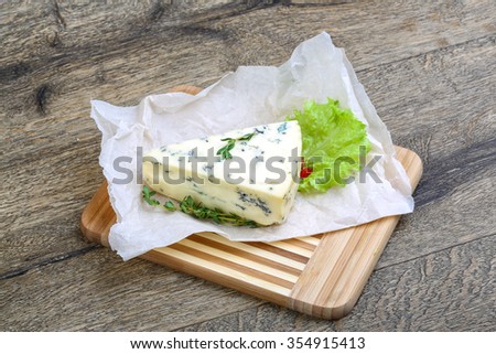Blue cheese with thyme and salad leaves