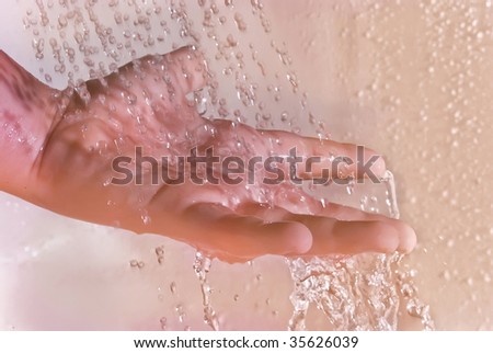 Children's hand under the water under the shower washing water pink blue pure tenderness sistota love child weasel