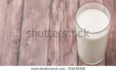 A fresh glass pf fresh milk over wooden background