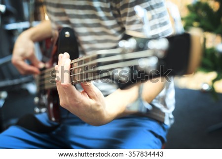 Man play on bass guitar