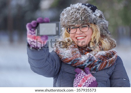 photographer winter, girl photographs themselves