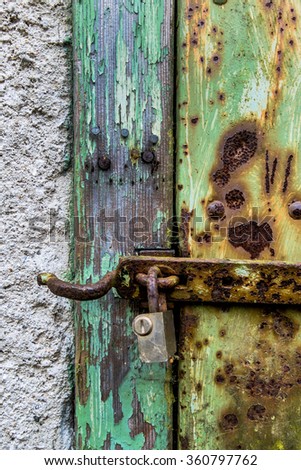 rusted lock a door