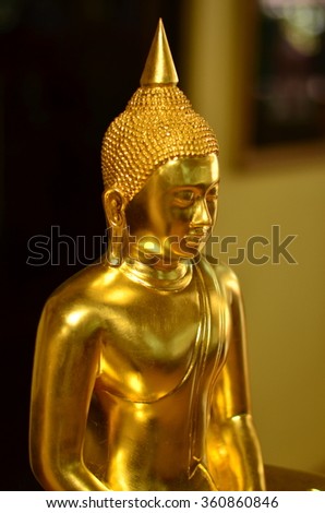 Gold Buddha statu