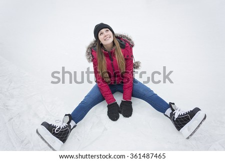 picture of a young woman having some problems with skating 