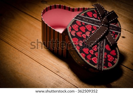 a heart and a empty memo on wooden board for valentines day