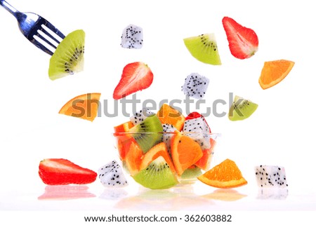 New dragon fruit, kiwi and oranges, consisting of a fruit salad