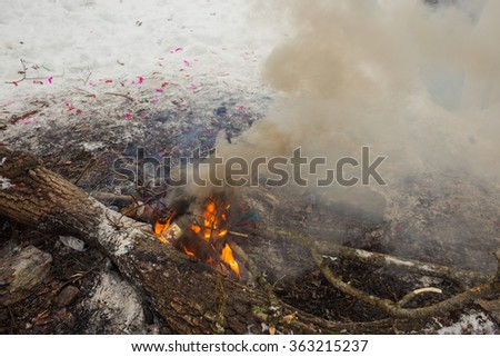 Refuse disposal in a fire in nature, cleaning and waste incineration after the picnic