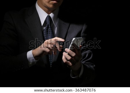 Middle-aged businessmen use the Smartphone