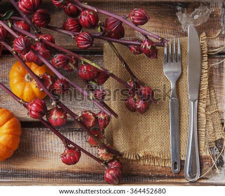 Table decorated exotic, pumpkins and cutlery
