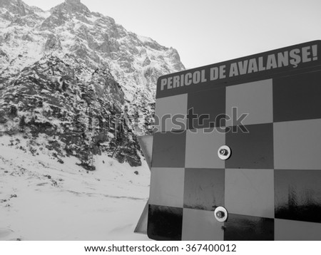 avalanche danger sign written in Romanian in a hazardous area