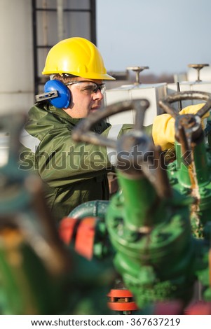 Engineer in the oil and natural gas field