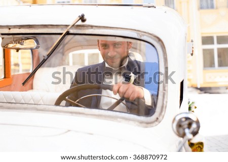 groom in retro car