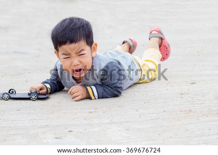 Pictures of Asian children crying on the sidewalk.