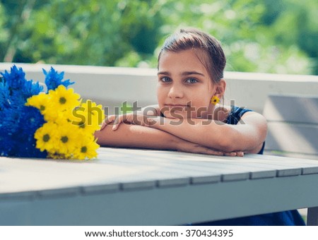 girl with flowers at the table