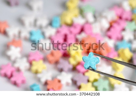 pincer select  one candy star shape and blur background