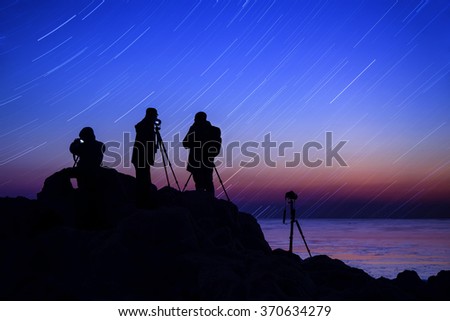 The photographer in the silhouette of the sea