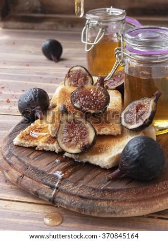 Slices of toast with figs and honey