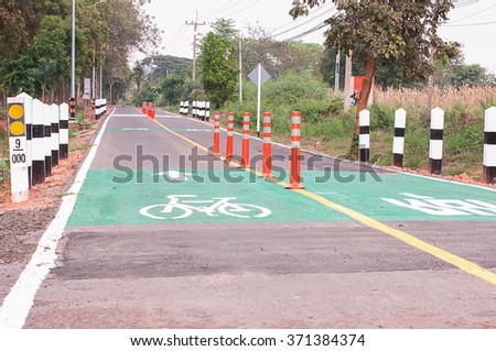 Signs and symbolism that the bike lane.