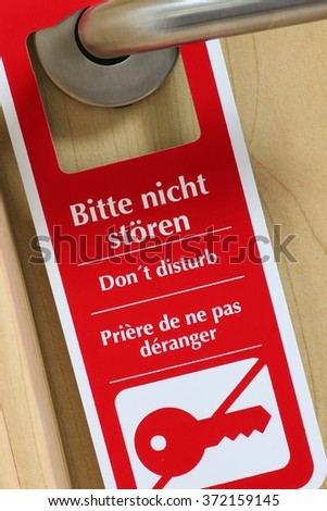 do not disturb sign on the door of a hotel room (multilingual text - translation is shown in the picture)