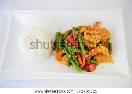 Spicy stir fried shrimp with red curry paste and Yard Long bean.