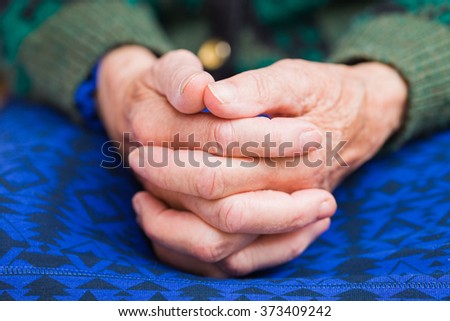 Photo of elderly woman wrinkled hands 