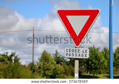 French give way sign